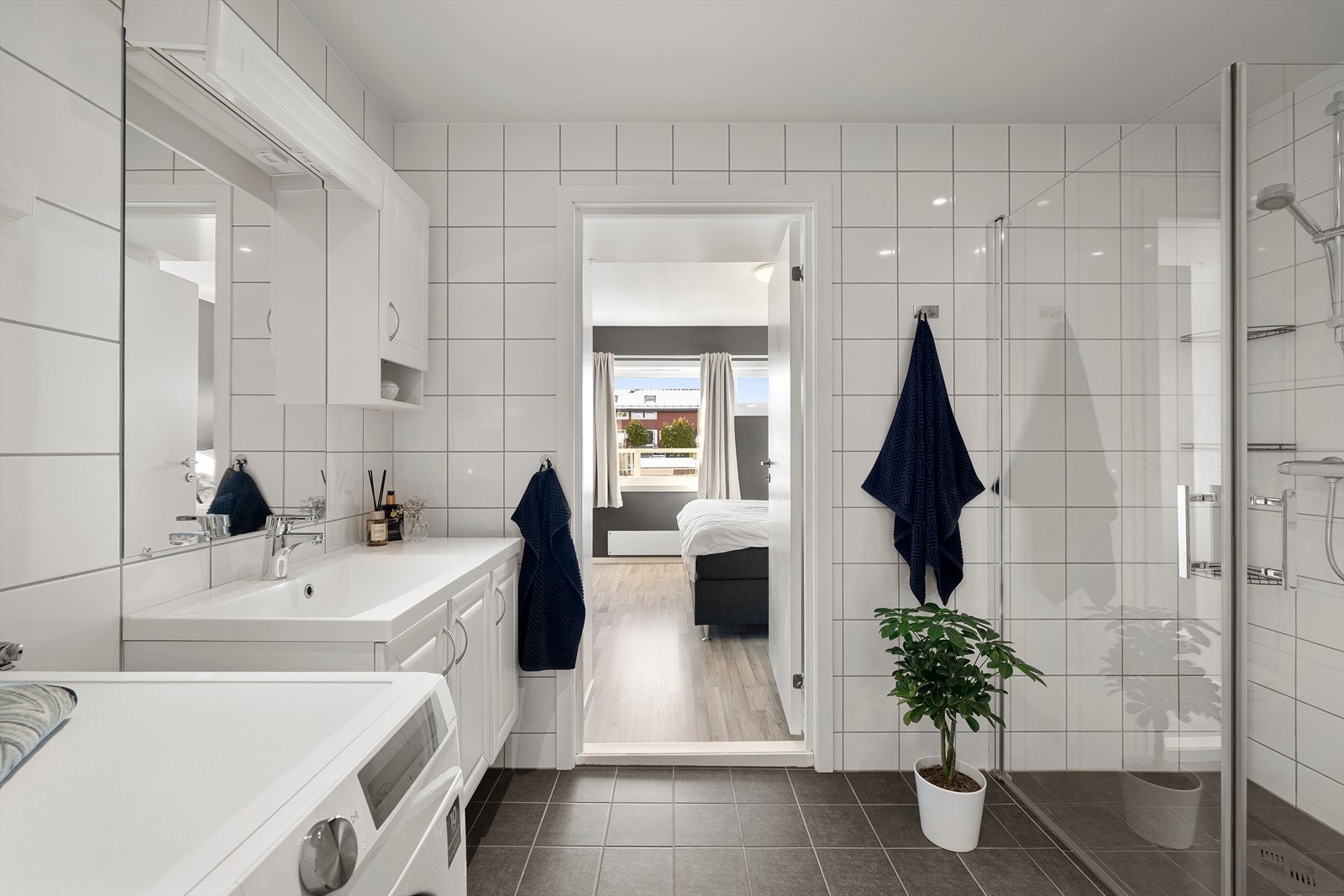 Baderom med romslig dusjsone - Det er felles varmt vann i laget, som er inkl. i fellesutgifter Galleribilde