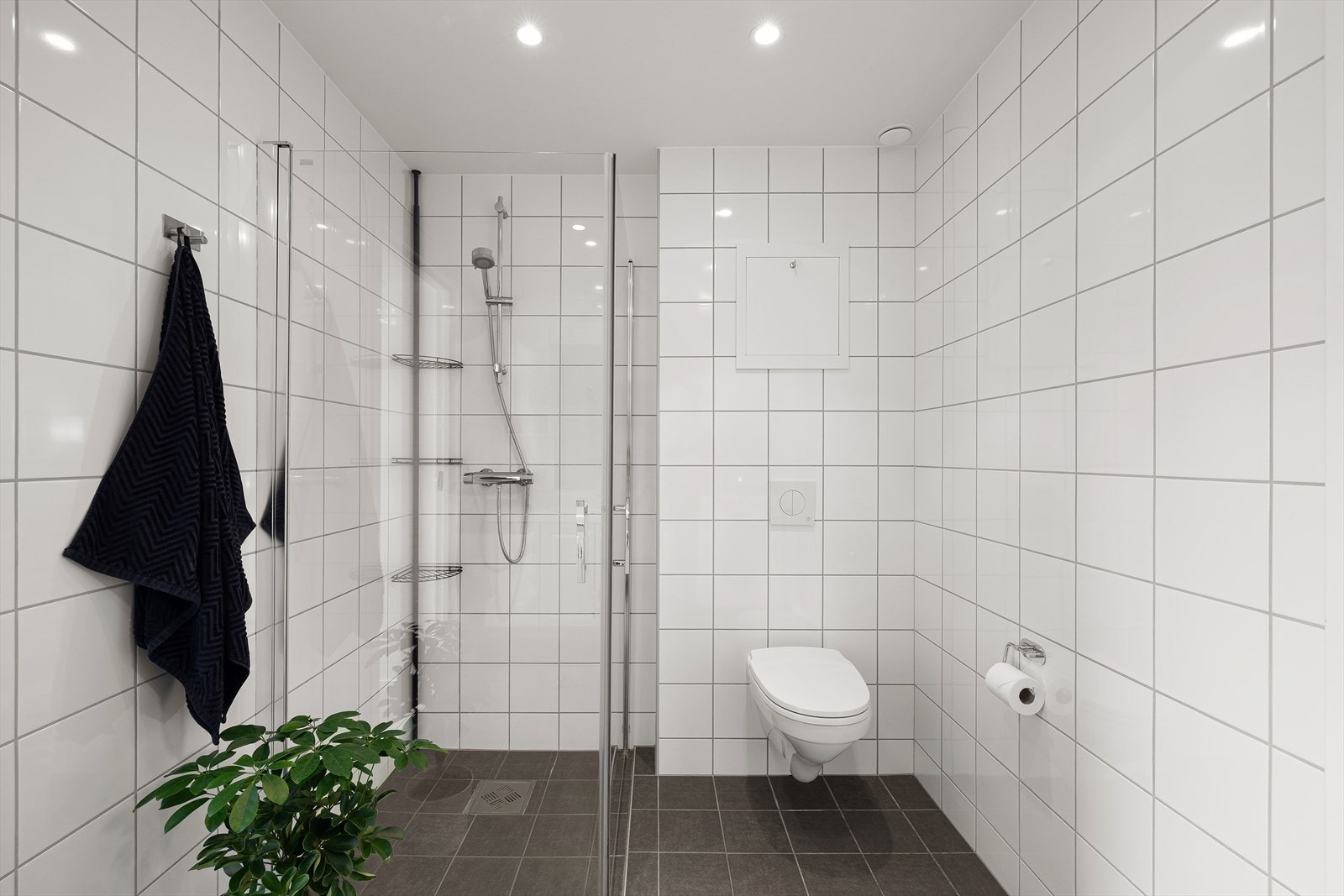 Pent helfliset baderom - Varmekabler, vegghengt wc, rør i rør system og downlights i tak Galleribilde