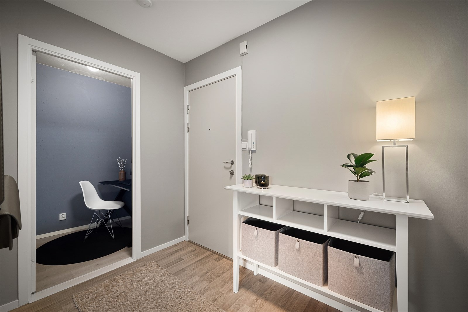 Entre/gang med moderne malte flater og dørcalling-anlegg Galleribilde