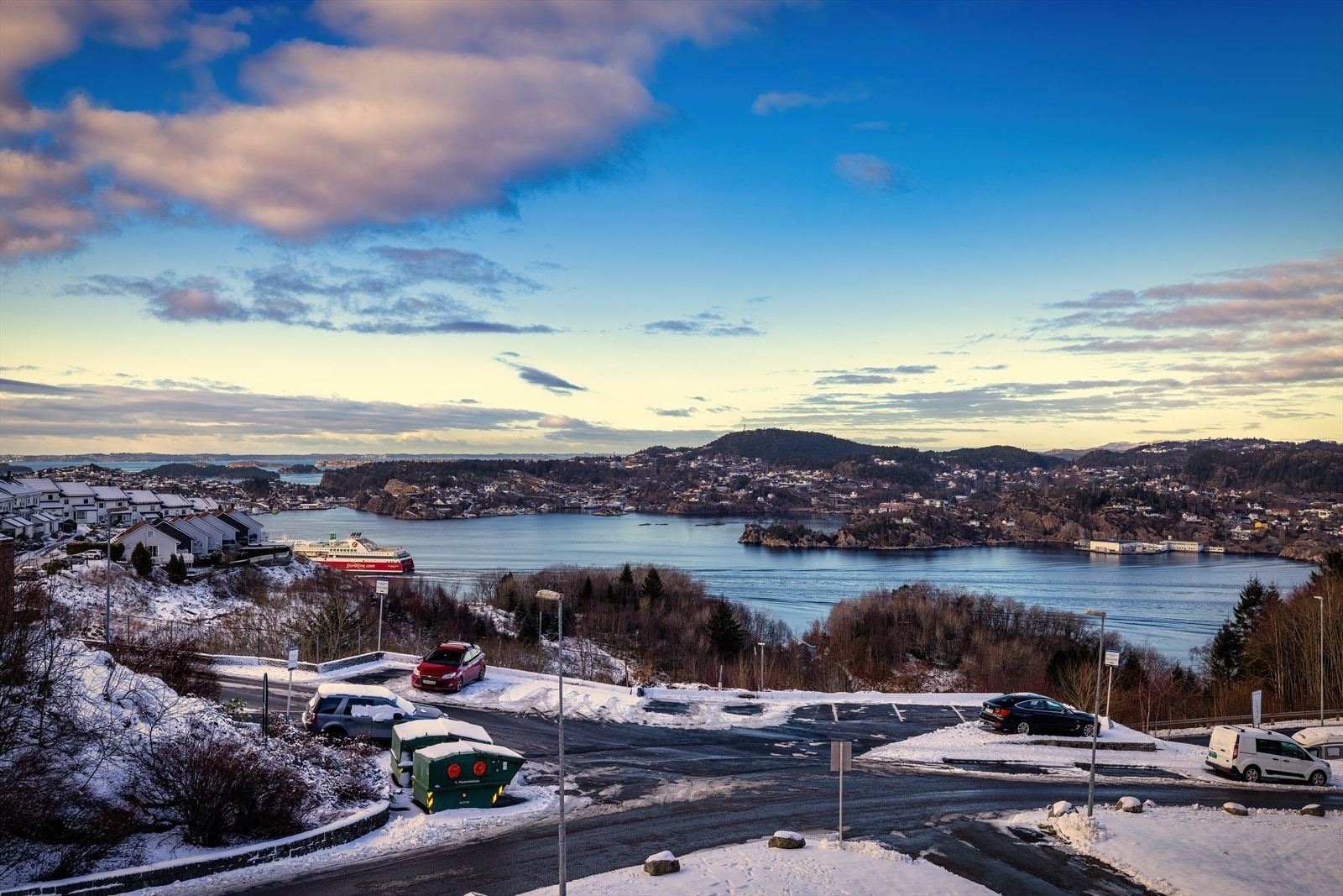 Romslig balkong med gode solforhold og fin utsikt mot Byfjorden Galleribilde