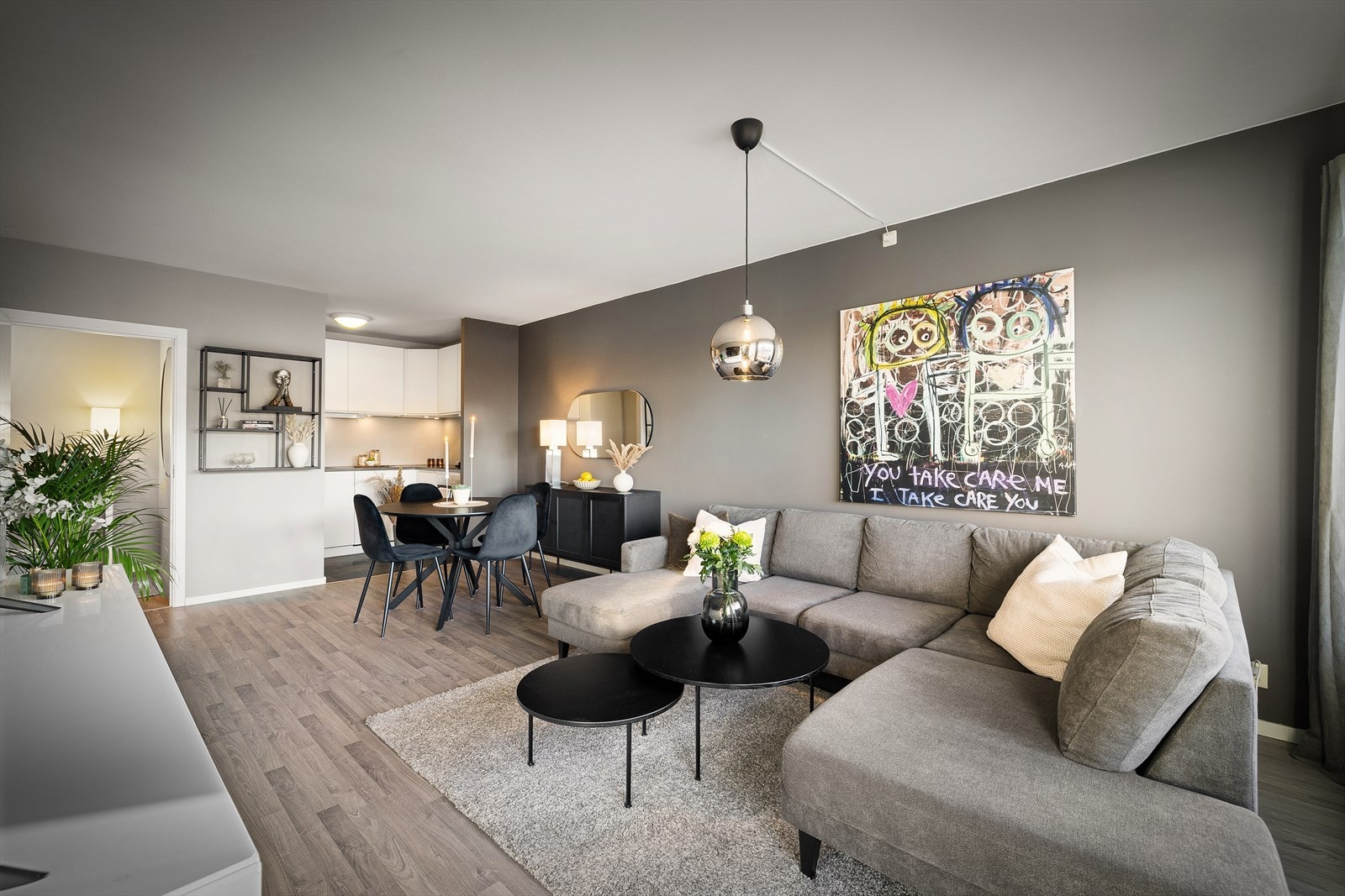 Herlig stue - Åpen og fin løsning mot kjøkken, med plass til spisestue Galleribilde