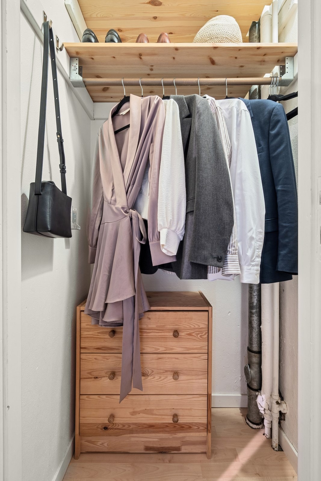 Hyller i boden ble installert i 2021. Galleribilde