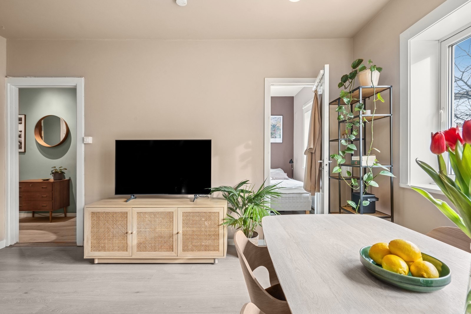 Felleskostnadene inkluderer fyring, varmtvann, div vedlikehold, tv og internett(grunnpakke) og nedbetaling av fellesgjeld. Galleribilde