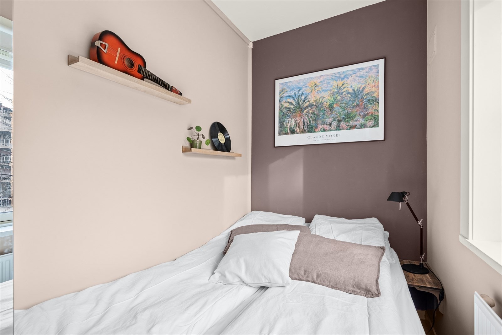 Soverommet har plass til en dobbeltseng med nattbord, samt en mindre garderobeløsning Galleribilde