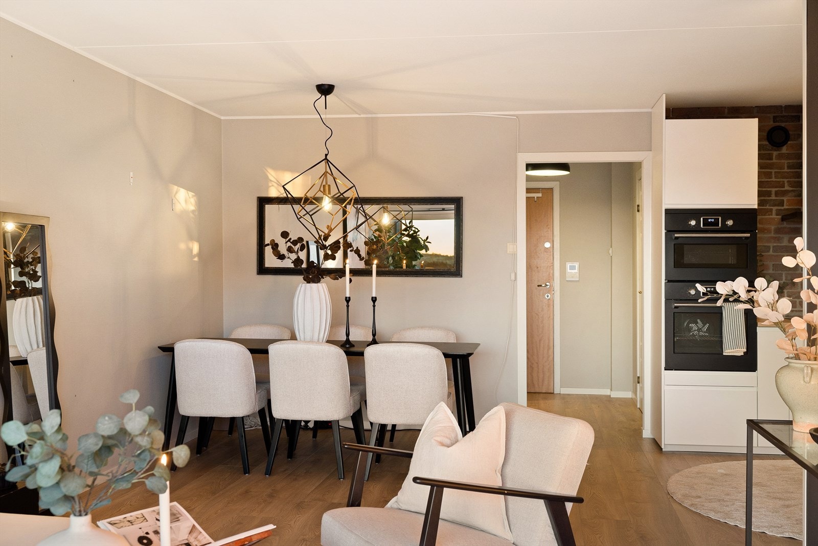 I stuen er det også god plass til et innbydende spisebord, perfekt for både hverdagsmåltider og hyggelige sammenkomster med venner og familie. Galleribilde