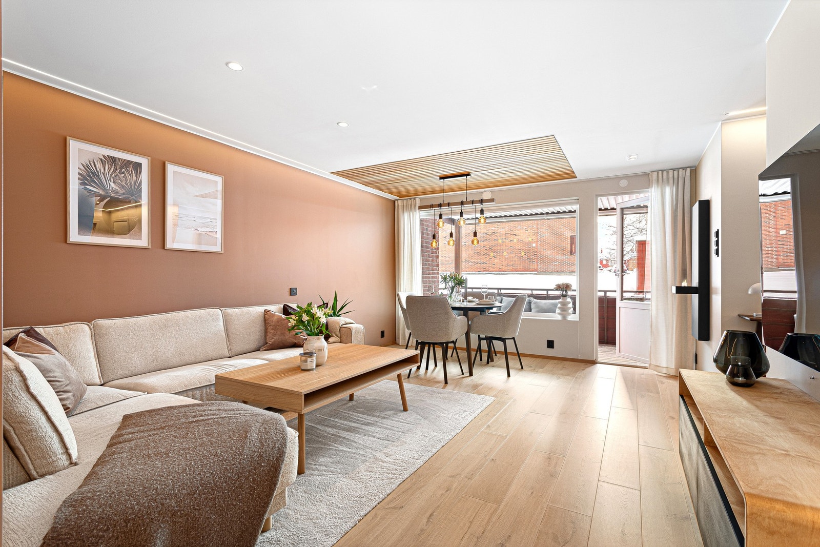 Velkommen inn til en rålekker og strøken leilighet. Galleribilde