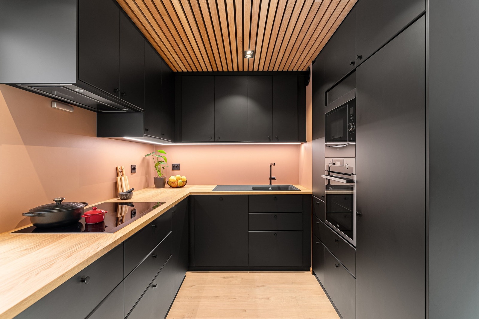 Her har en mye skap- og benkeplass. Galleribilde