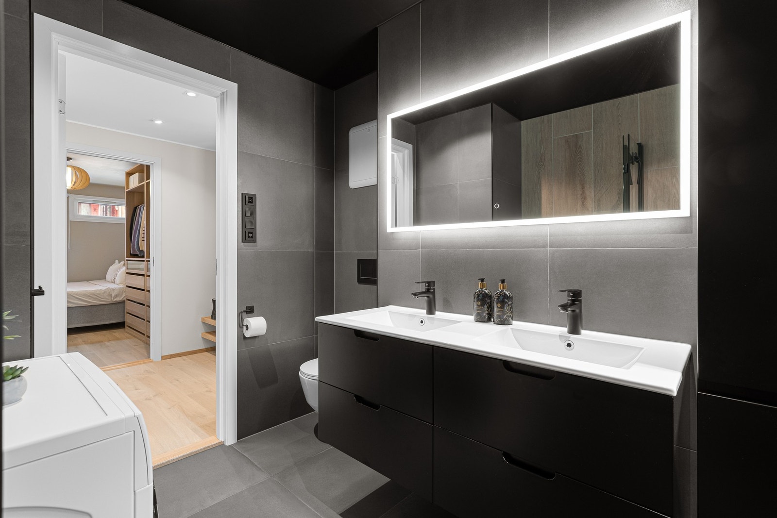 Badet ble renovert i 2021 samtidig som resten av leiligheten og har fått TG 1 av takstmann. Galleribilde