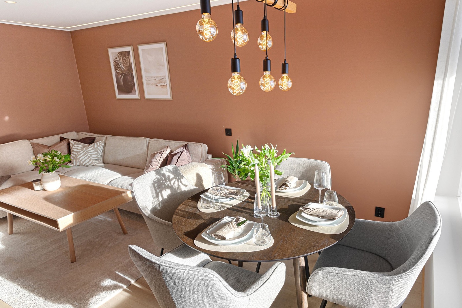 De store vindusflatene gir rikelig med naturlig lysinnslipp. Galleribilde