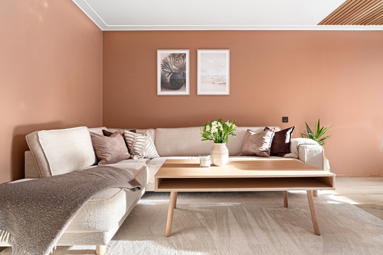 Lekre detaljer med innfelt ledstripe, spiler i taket og usb ladeport. Galleribilde