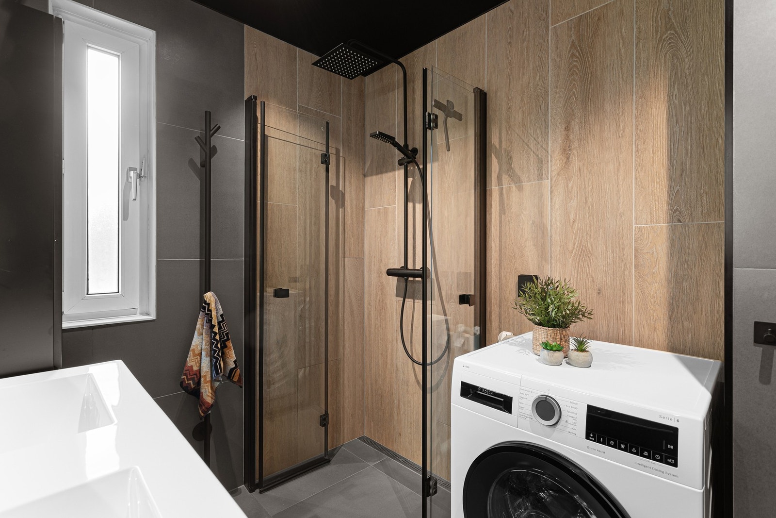 Opplegg for vaskemaskin og plass til tørketrommel. Galleribilde