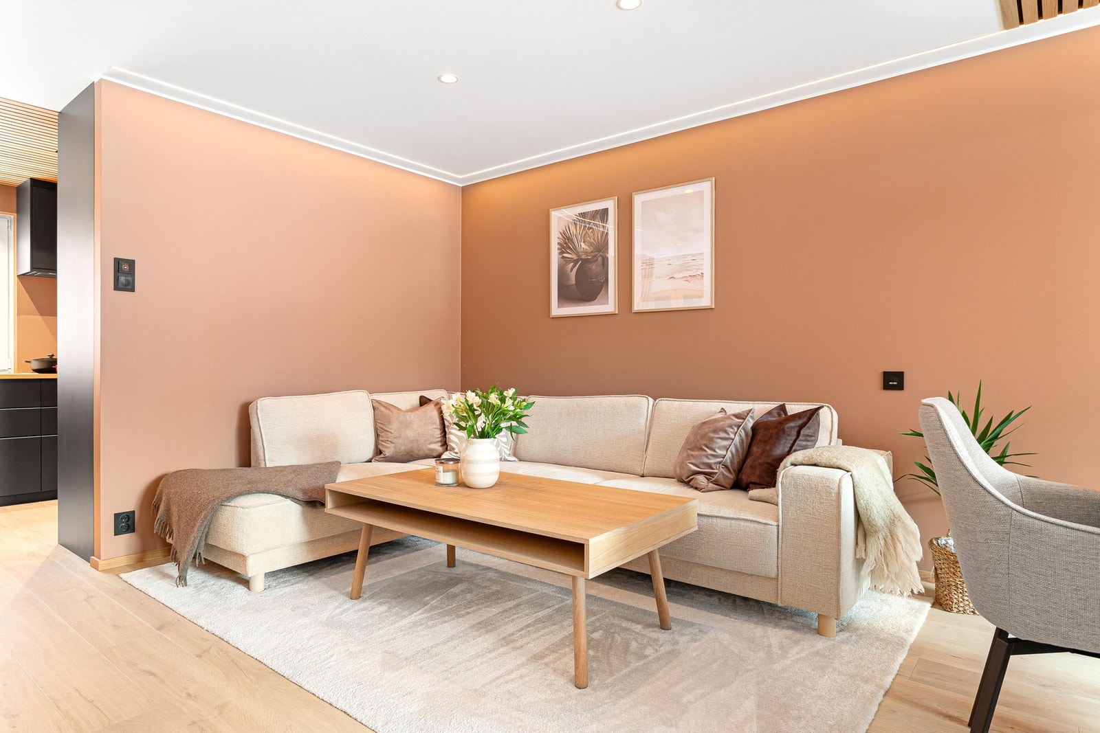 Romslig stue på 20,3m² som er enkel å innrede med ulike soner. Galleribilde