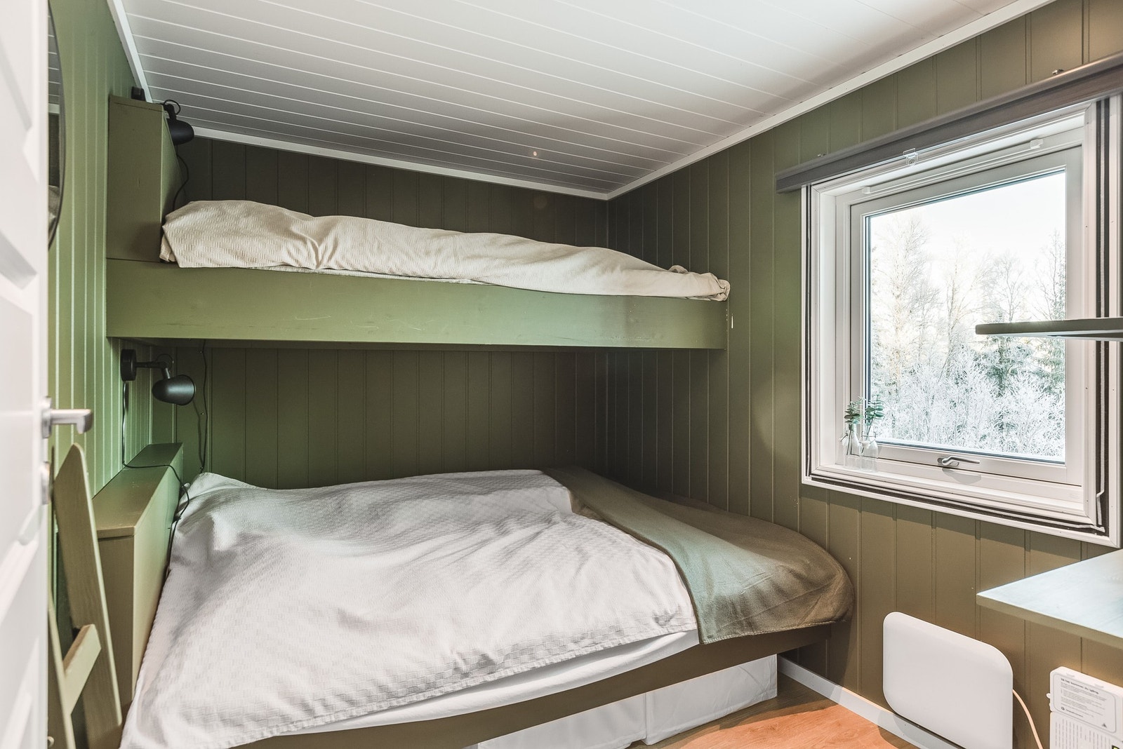 Sovrum med platsbyggda sängar. Galleribilde