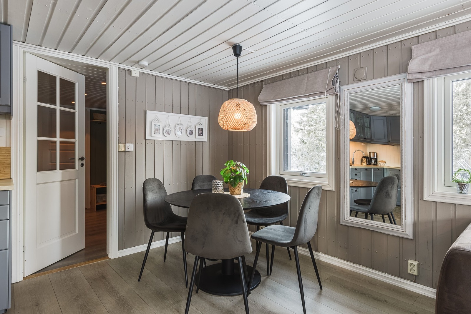 Kök i öppen planlösning med plats för matbord. Galleribilde