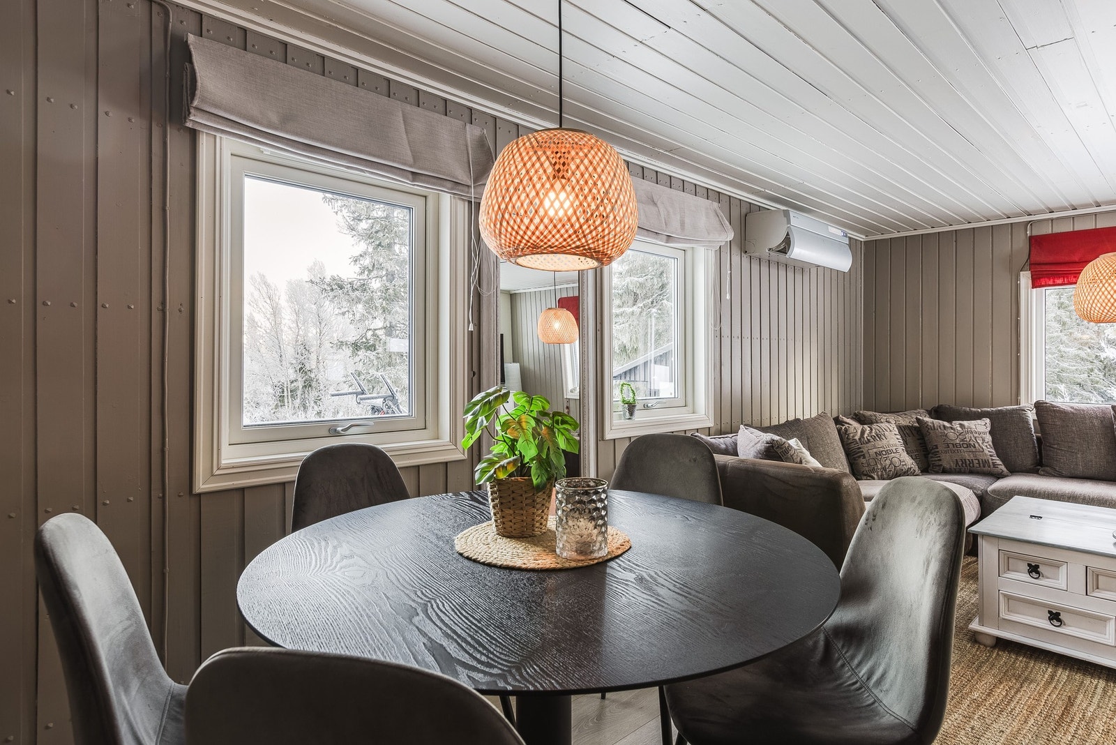 Kök i öppen planlösning med plats för matbord. Galleribilde