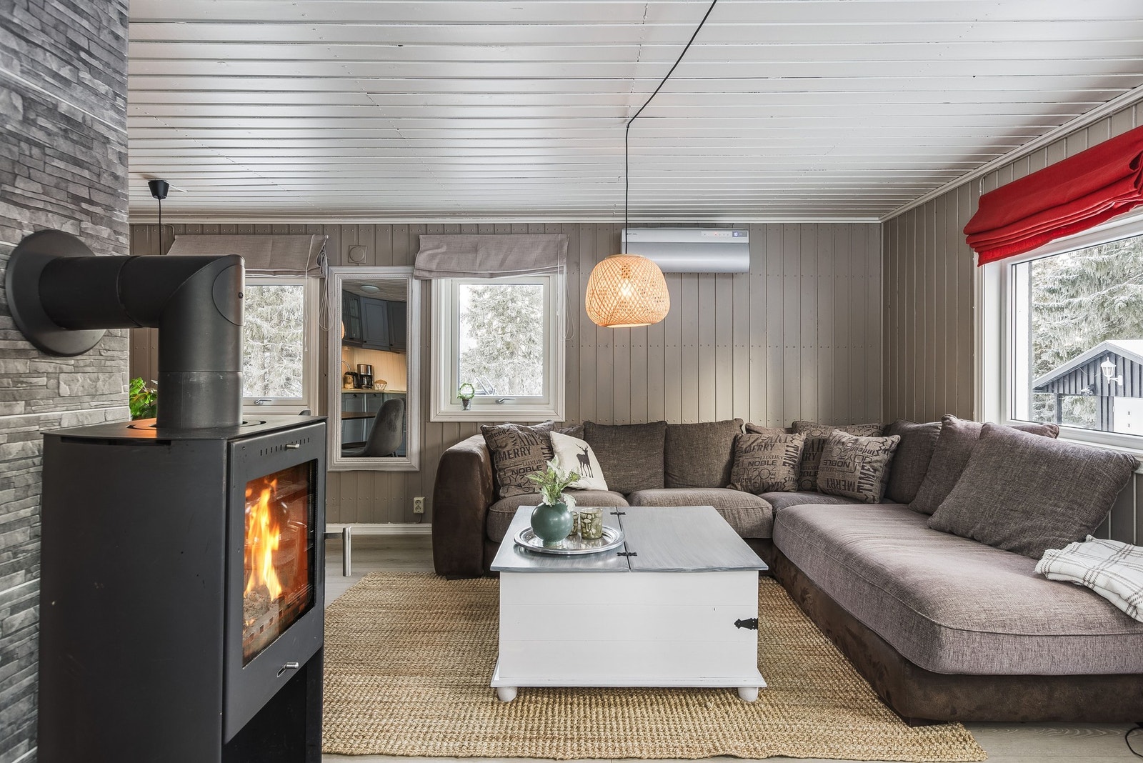 Allrum i öppen planlösning med kamin. Galleribilde