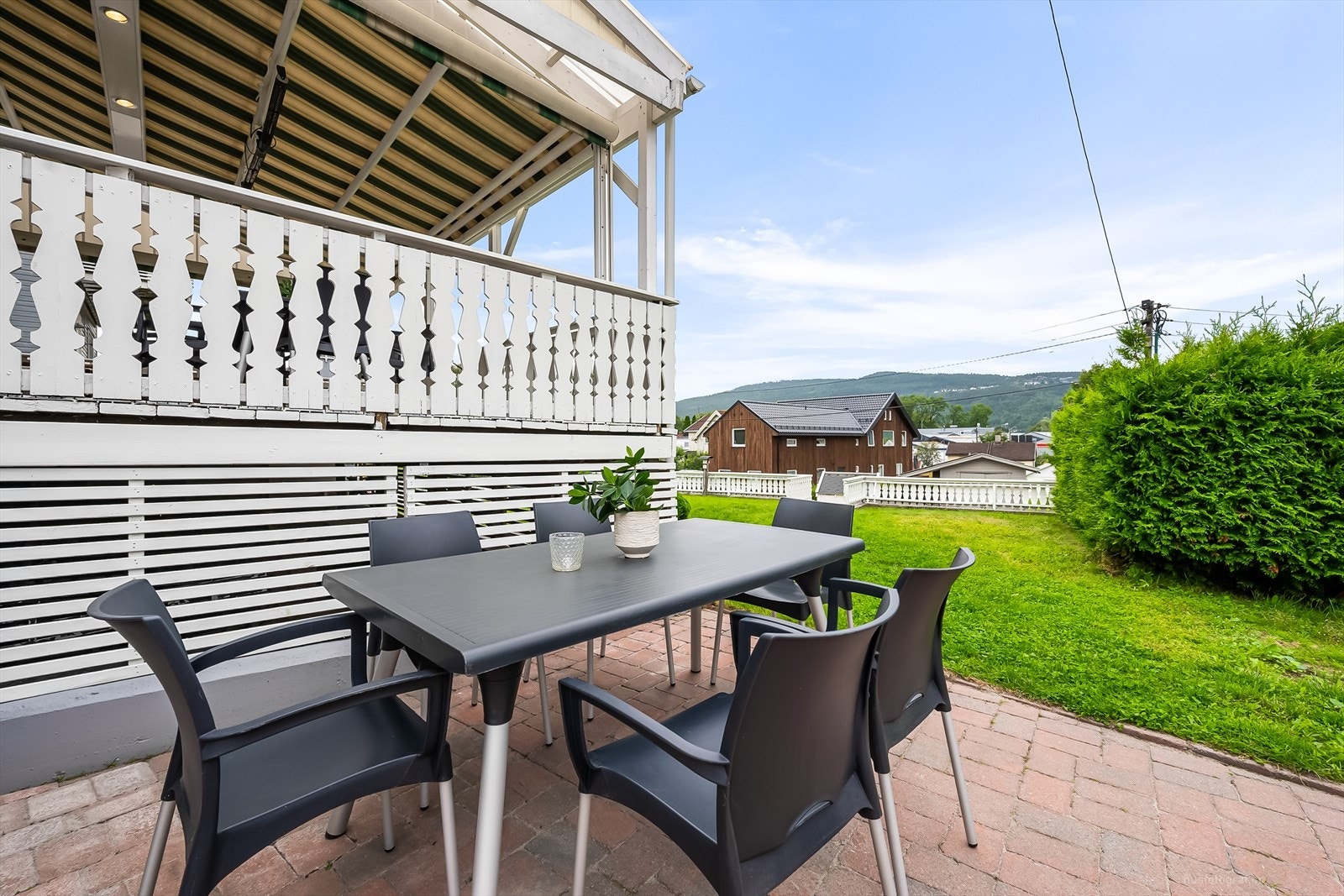 Fra terrassen er det trapp ned til en steinbelagt uteplass. Galleribilde