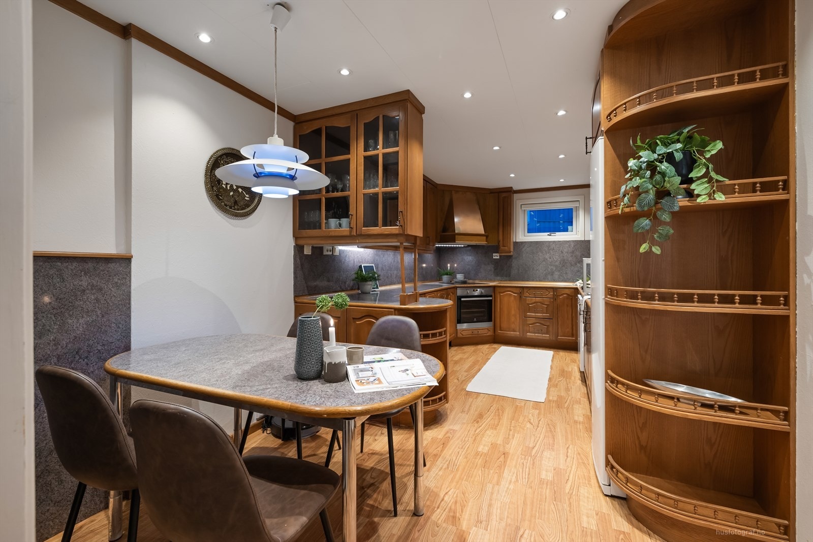 Det er god plass til et spisebord på kjøkkenet. Galleribilde