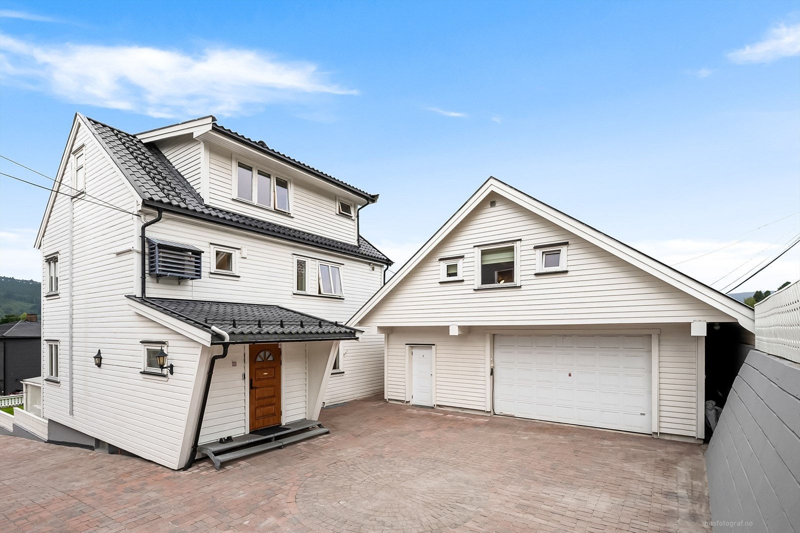 Boligen har også en stor garasje med rikelig av bodplass. Galleribilde