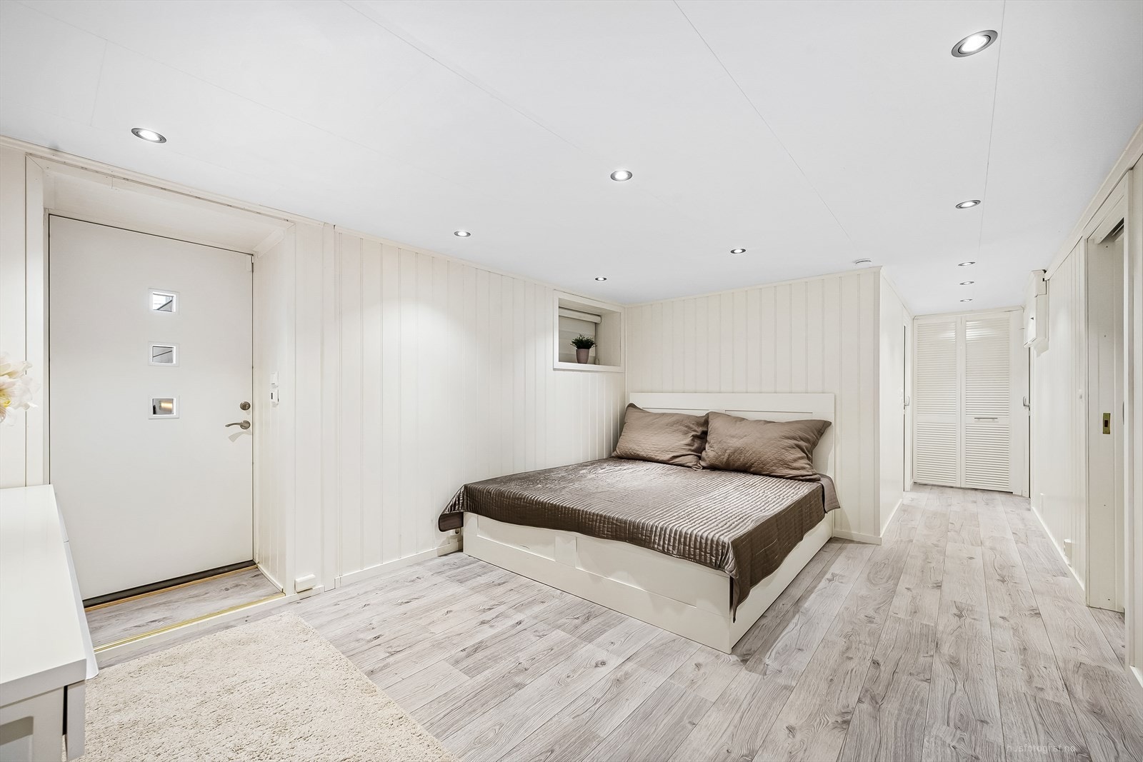 I kjelleren er det etablert flere rom med egen inngang. Galleribilde