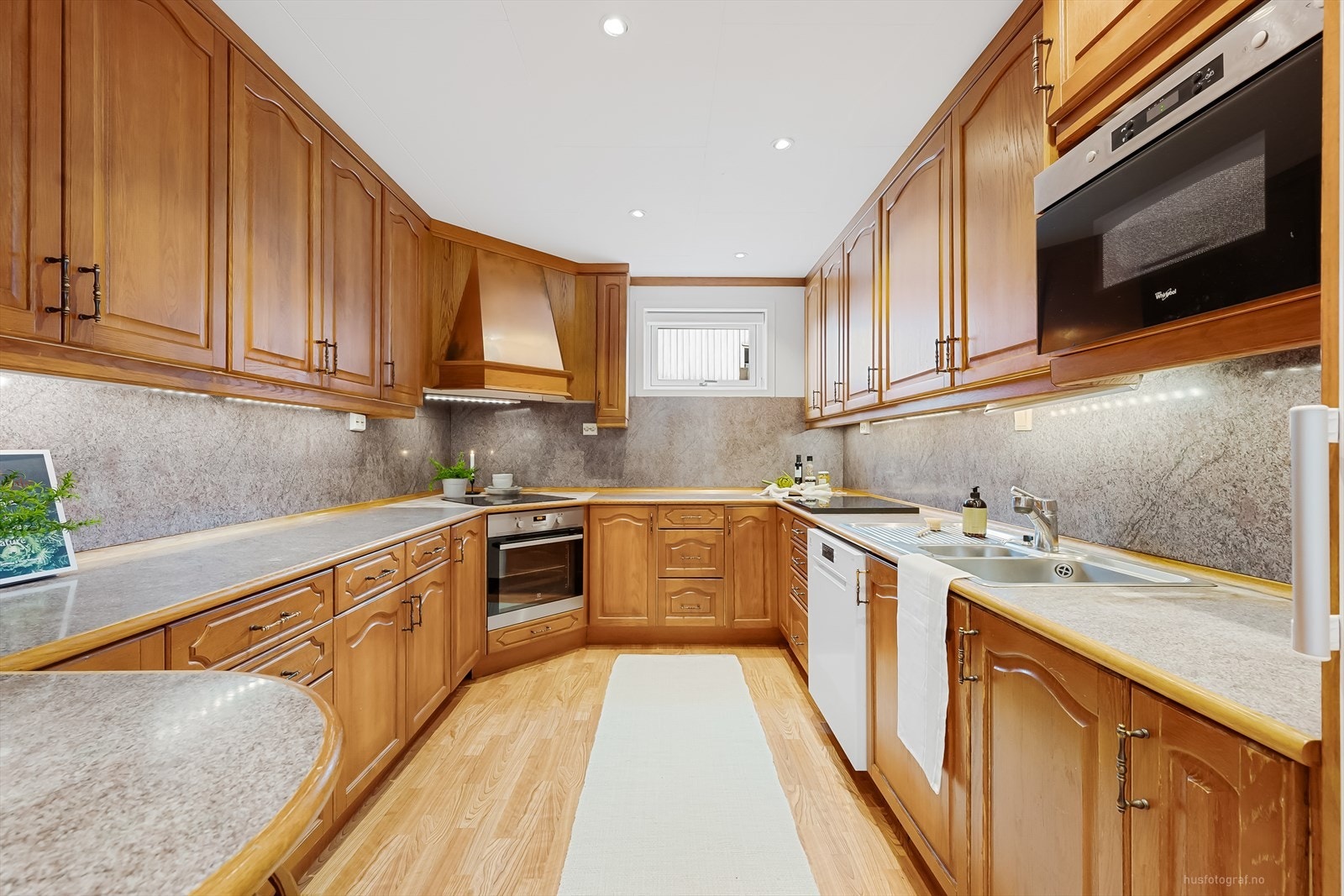 Innredningen byr på integrert stekeovn, platetopp og ventilator samt rikelig med skap-, skuff- og benkeplass. Galleribilde