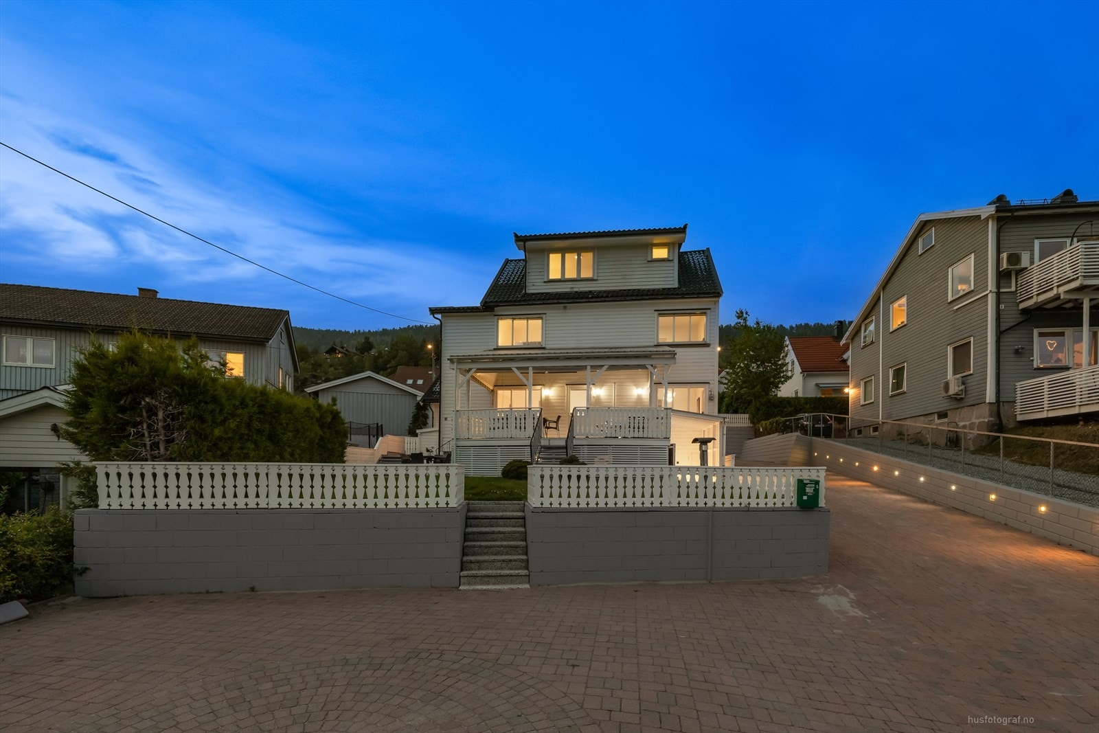 Det er varmekabler opp gårdsplassen, samt lyssatt langs mur. Galleribilde