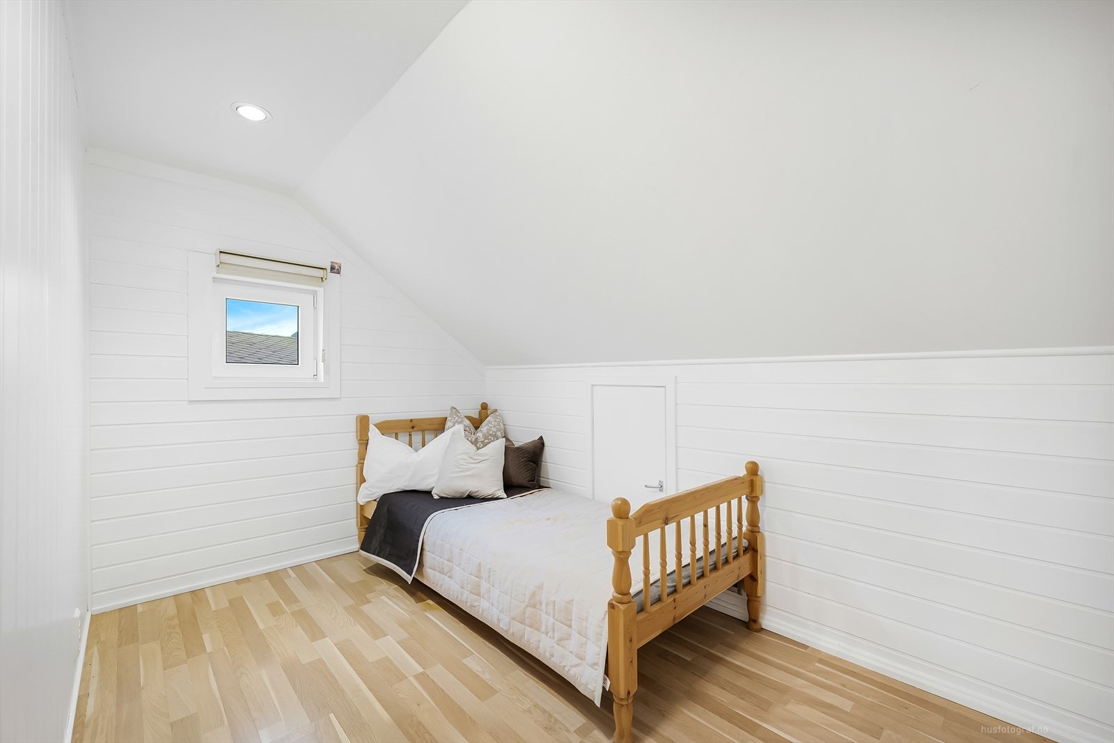 Innredet rom med lyse overflater og integrert downlight. Galleribilde