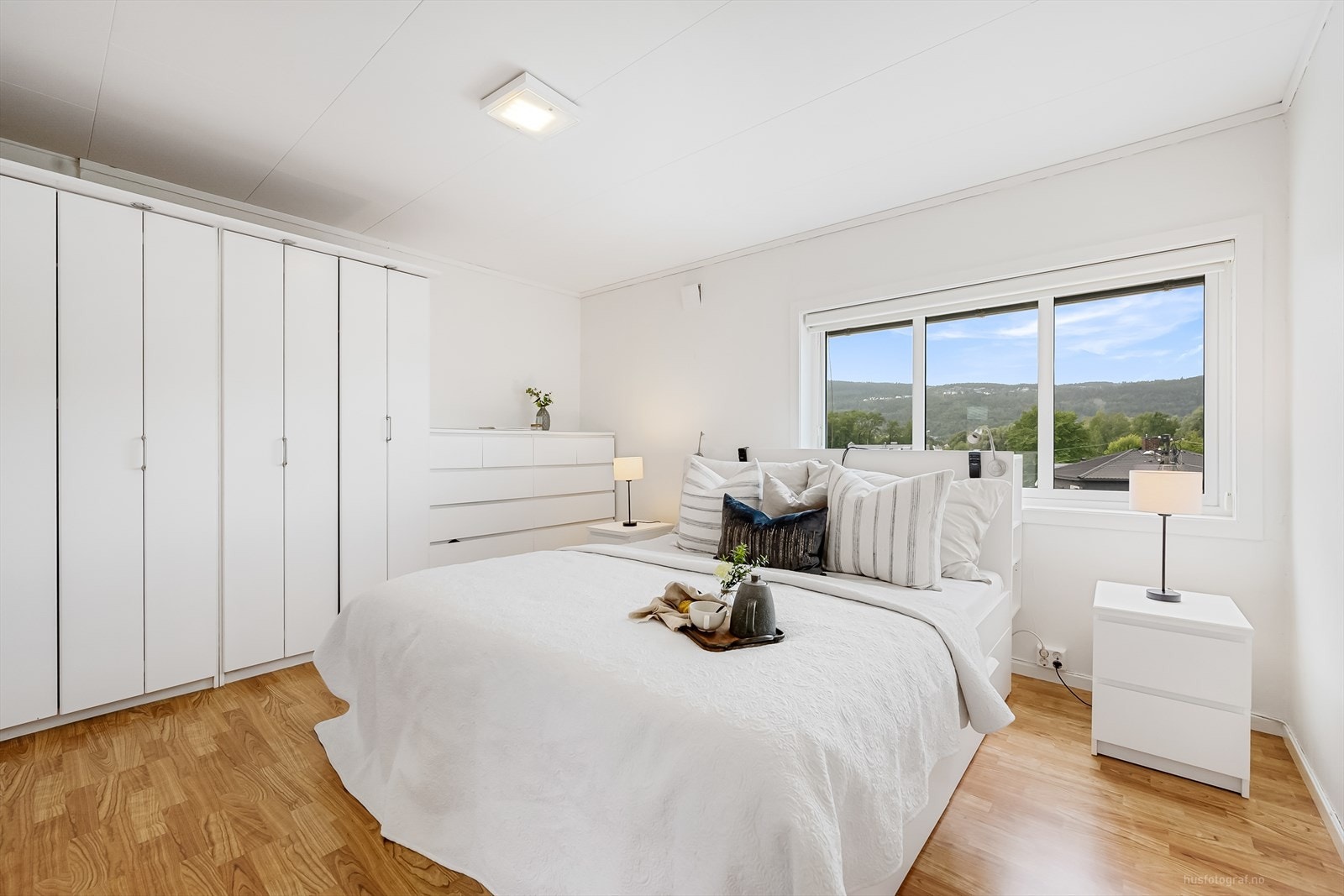 Boligen har 3 soverom i 2. etasje. Hovedsoverommet er lyst og romslig og har garderobeskap. Galleribilde