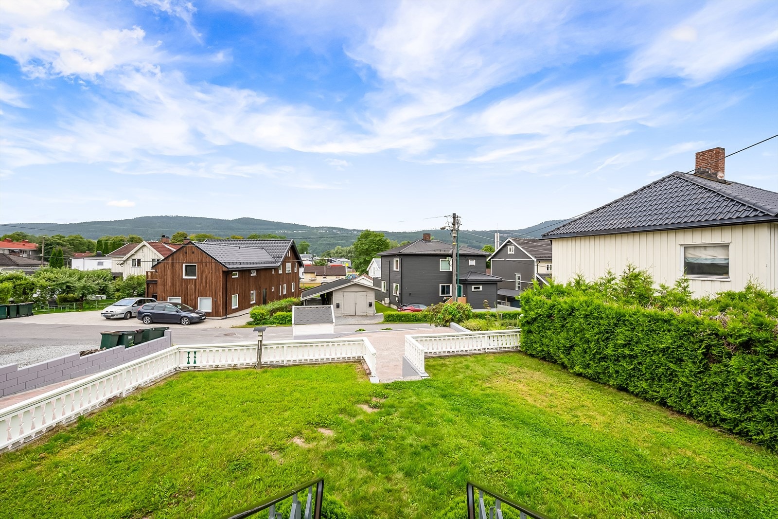 Hagen er pent opparbeidet med grønne plenarealer og skjermende hekk. Galleribilde