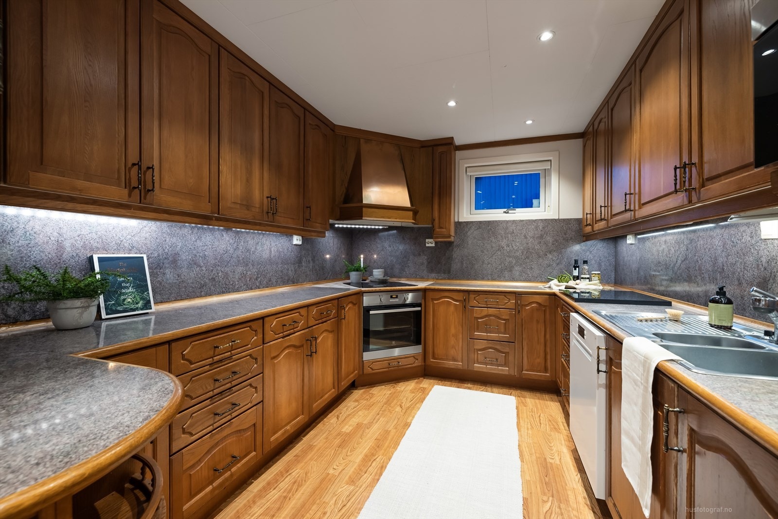 Det er godt med benkebelysning samt downlights i himling. Galleribilde