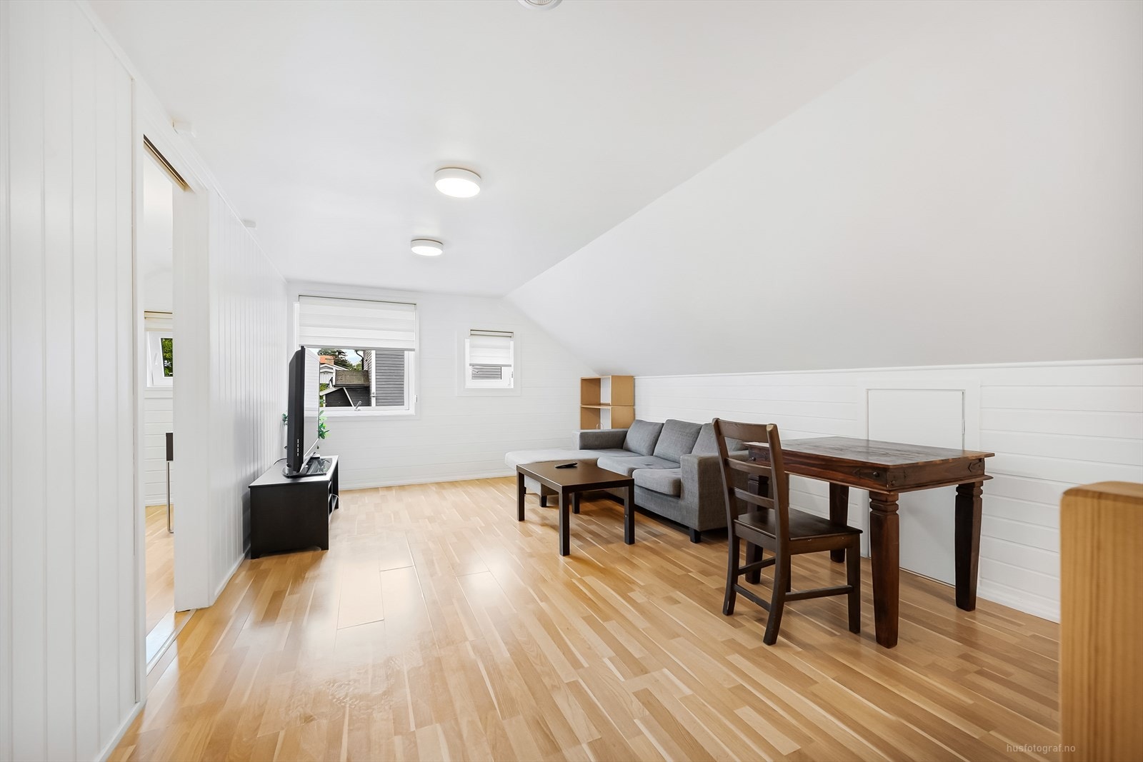 Loftet over garasjen er også innredet. Innredningen er ikke godkjent og rommene er ikke godkjent som rom til varig opphold. Galleribilde