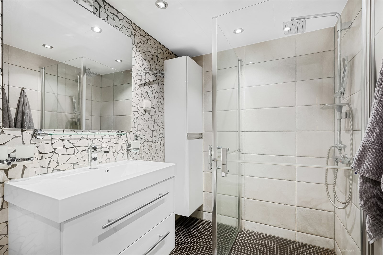 Innredet bad i kjeller med toalett, servant og dusjhjørne. Galleribilde