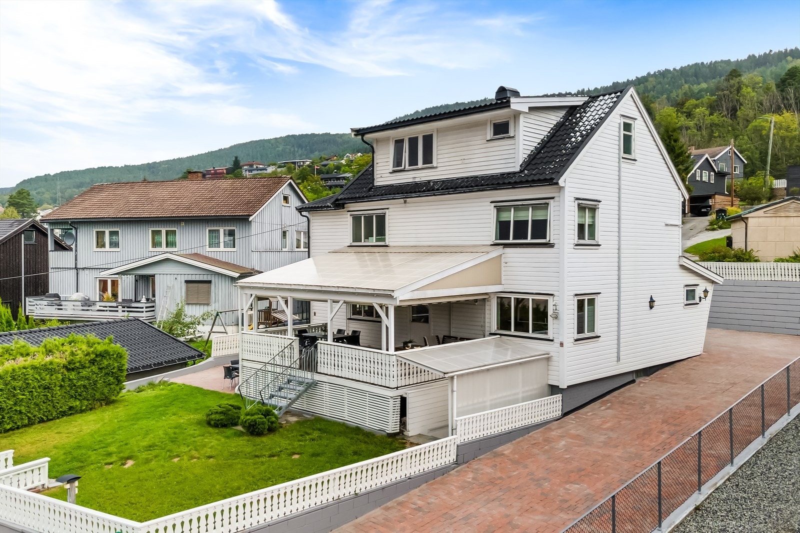 Her trives folk godt og man ligger perfekt plassert mellom skog og by - sentralt til alt av byens fasiliteter og til turstiene i åsen. Galleribilde