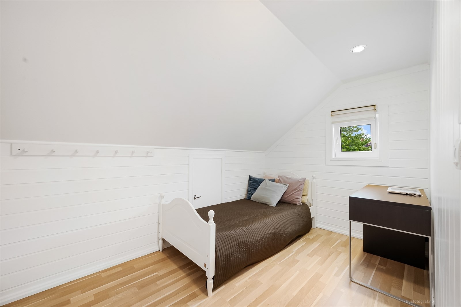 Innredet rom med lyse overflater og integrert downlight. Galleribilde