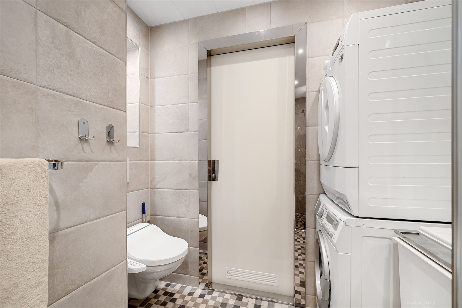 Badet er innredet med dusjhjørne, servant, toalett og har opplegg for vaskemaskin og tørketrommel. Galleribilde