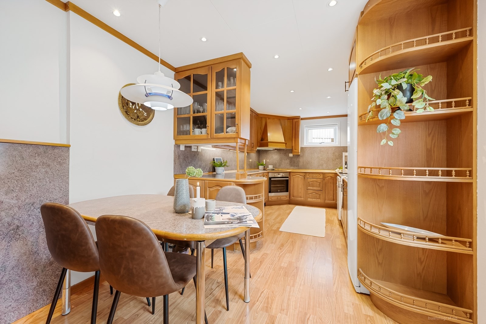 Boligen har et stort og klassisk familiekjøkken. Galleribilde