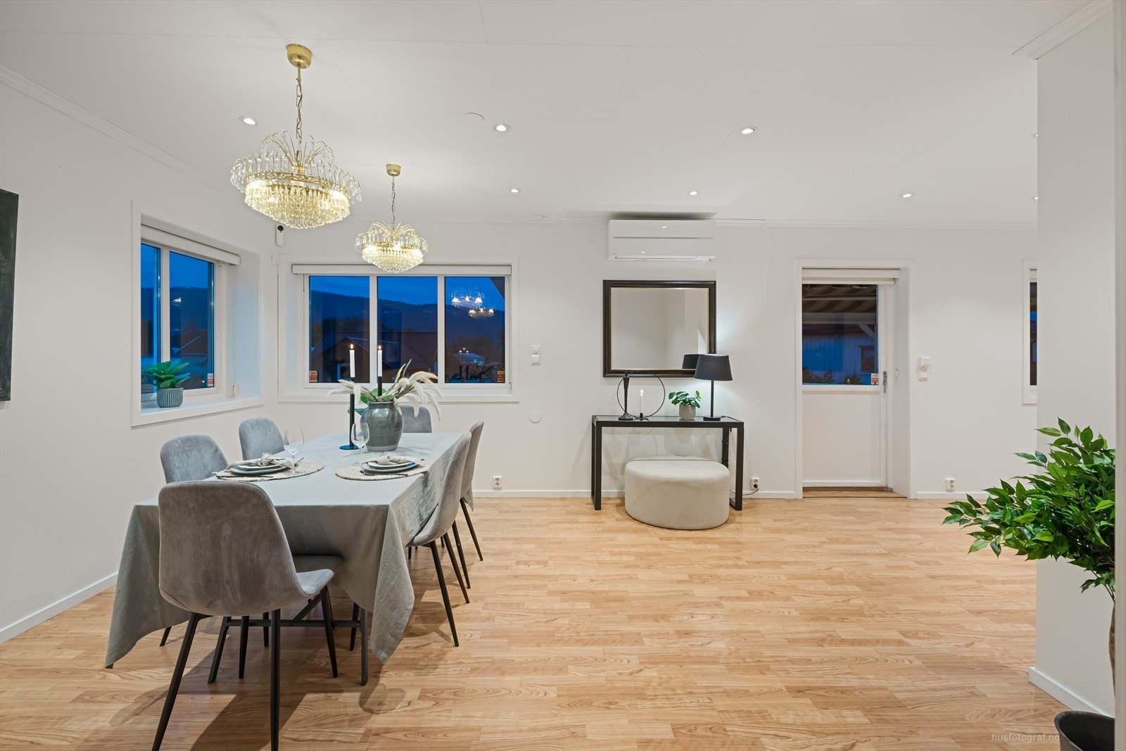 Det er utstrakt bruk av downlights i himling. Galleribilde