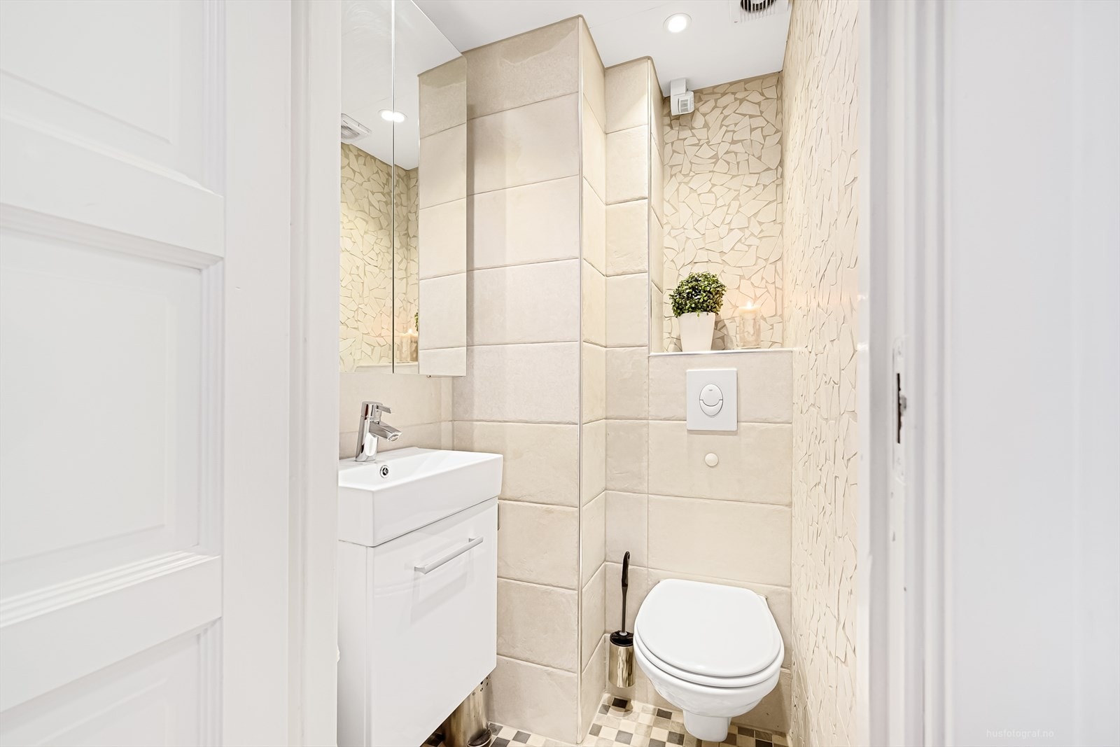 Praktisk i tilknytning fra trappehallen ligger et pent, separat toalettrom. Galleribilde