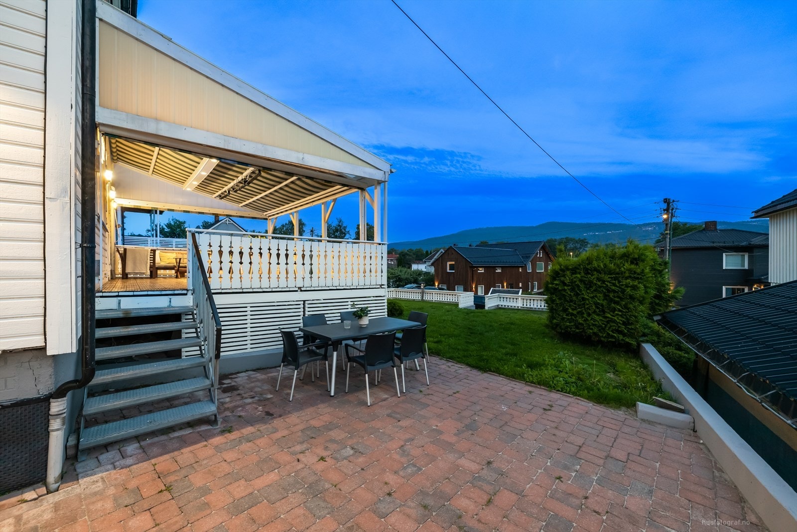 Fra terrassen er det trapp ned til en steinbelagt uteplass. Galleribilde