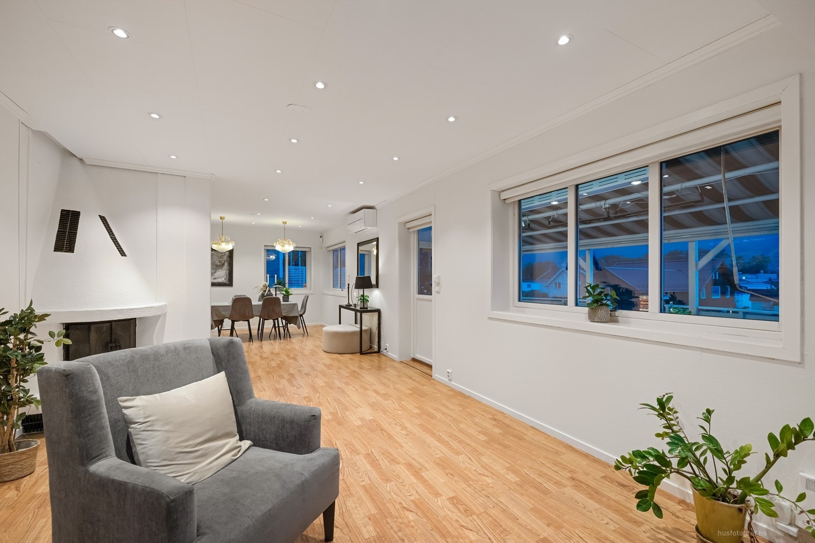 Stuen er romslig og har god plass til møblering. Galleribilde