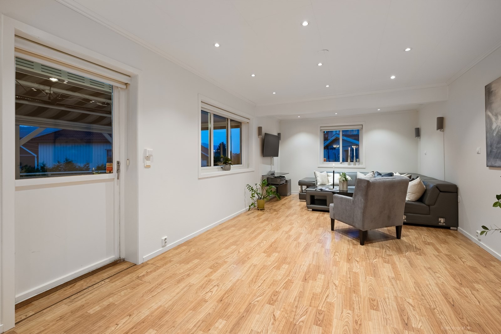 Overflatene er lysmalte og det er laminat på gulv. Galleribilde