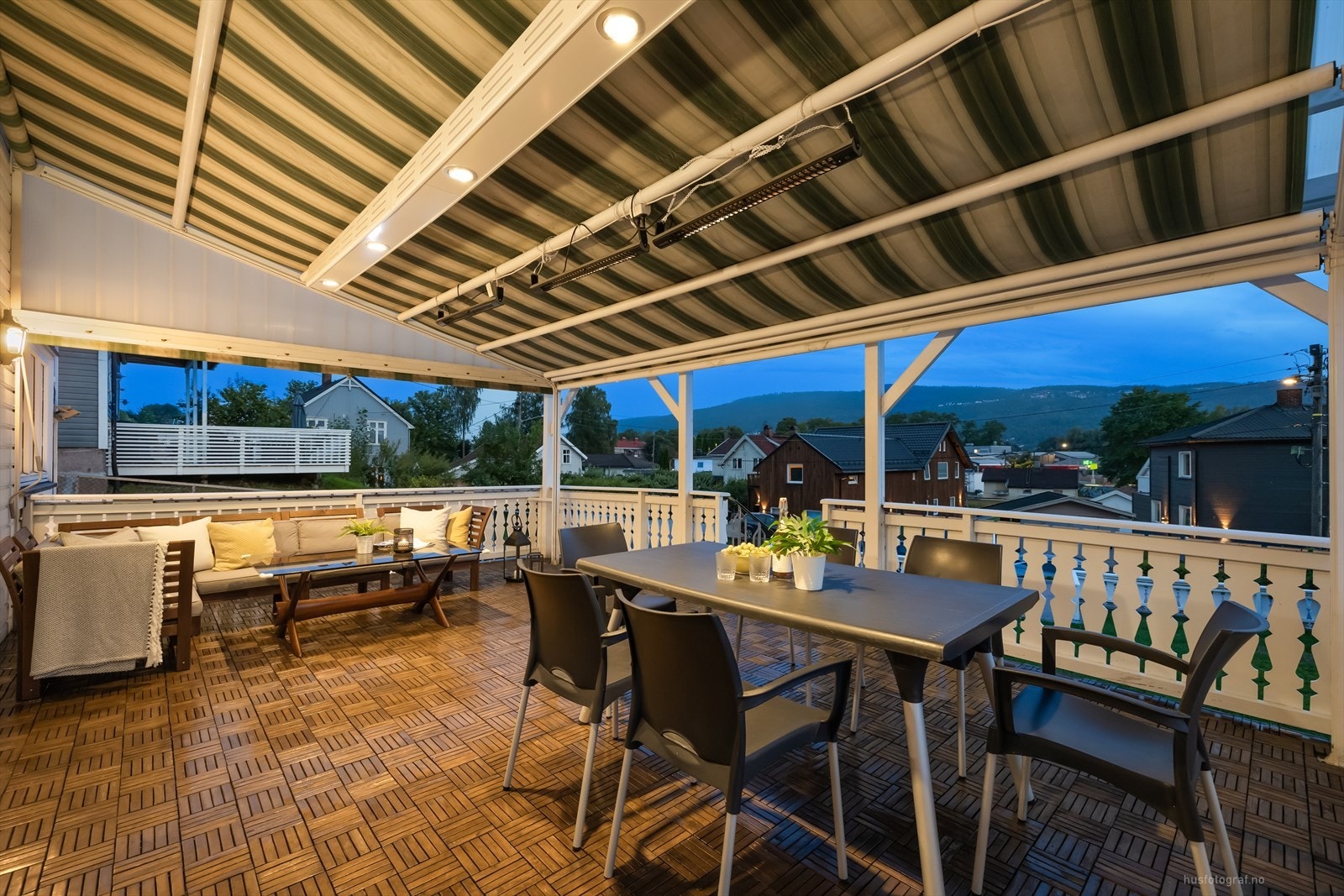 Fra stuen er det utgang til en stor terrasse. Galleribilde