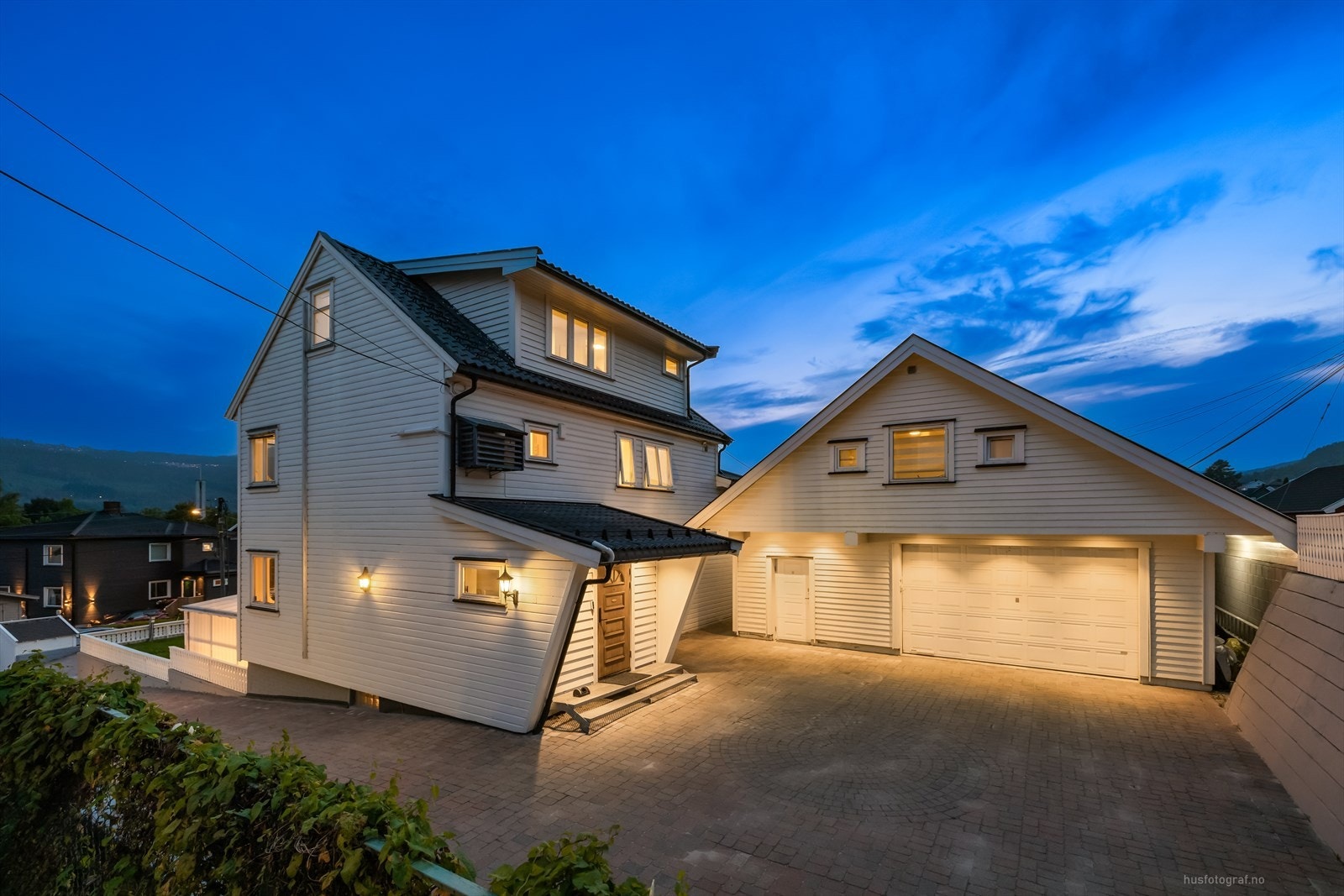 Gode parkeringsmuligheter i gårdsplass og i dobbelgarasje. Galleribilde