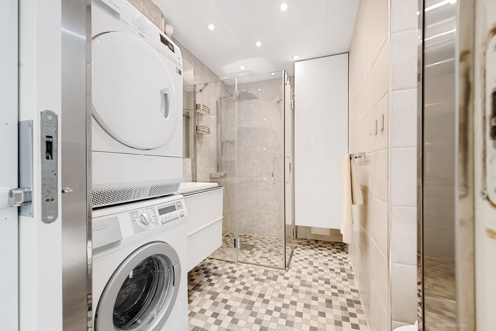 Badet har lyse, flislagte overflater og downlights i himling. Galleribilde