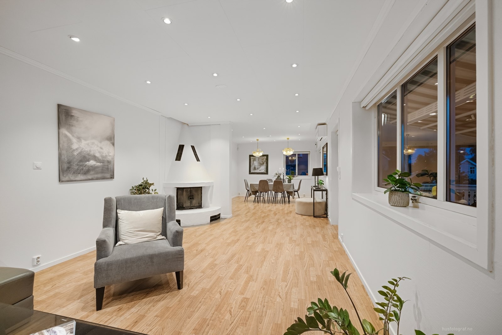 I stuen finnes en stemningsfull peis i tillegg til varmepumpe. Galleribilde