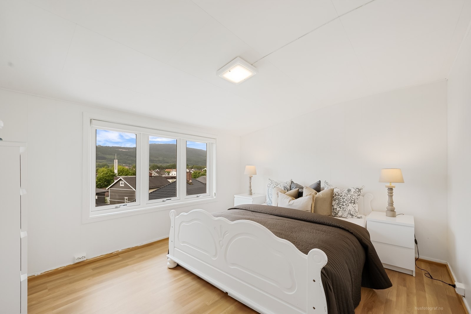 Det største soverommet har store vindusflater og hyggelig utsikt. Galleribilde