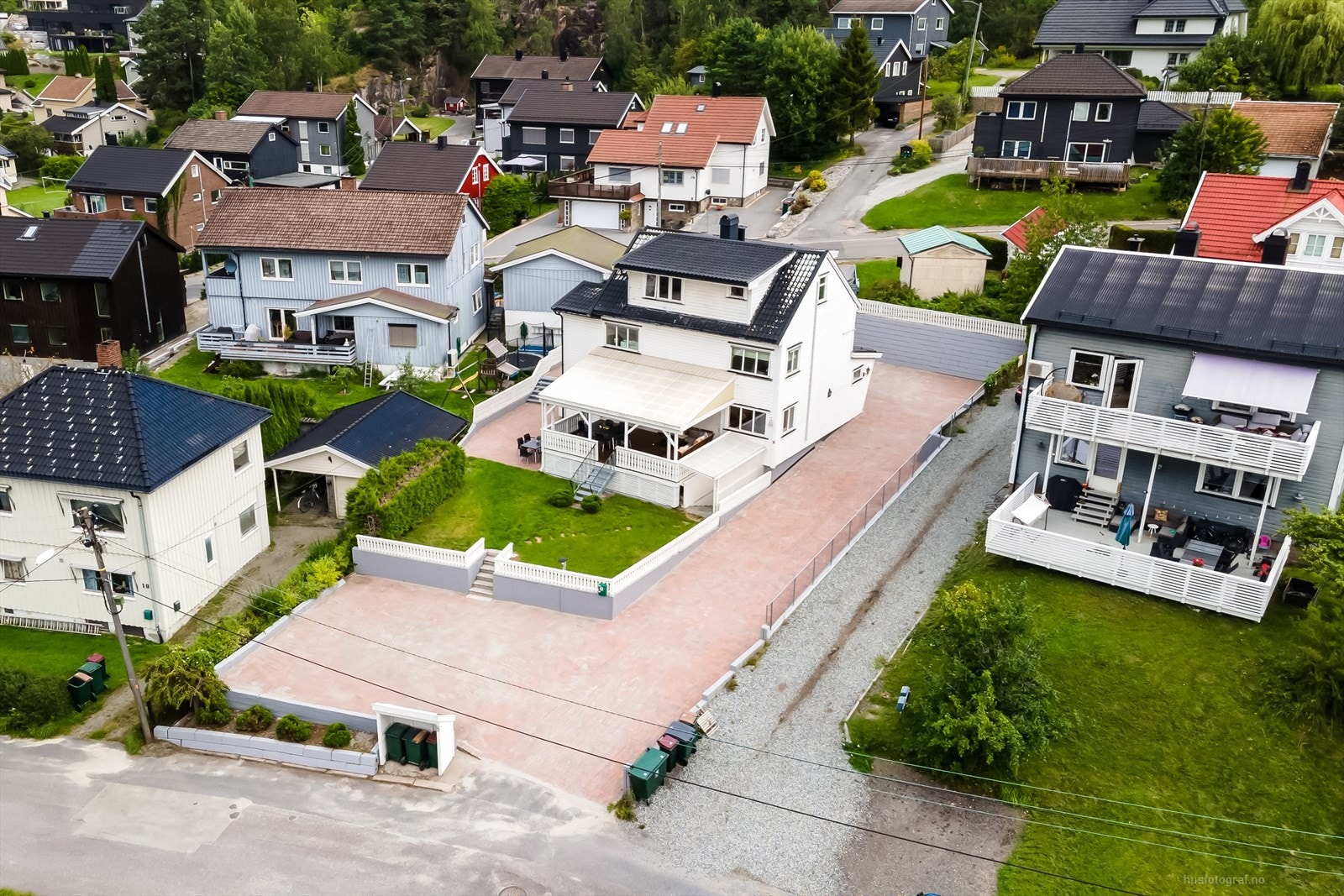 Fra boligen er det kort gangavstand til flere barnehager, samt gange til både populære Øren barneskole og attraktive Børresen ungdomsskole. Galleribilde