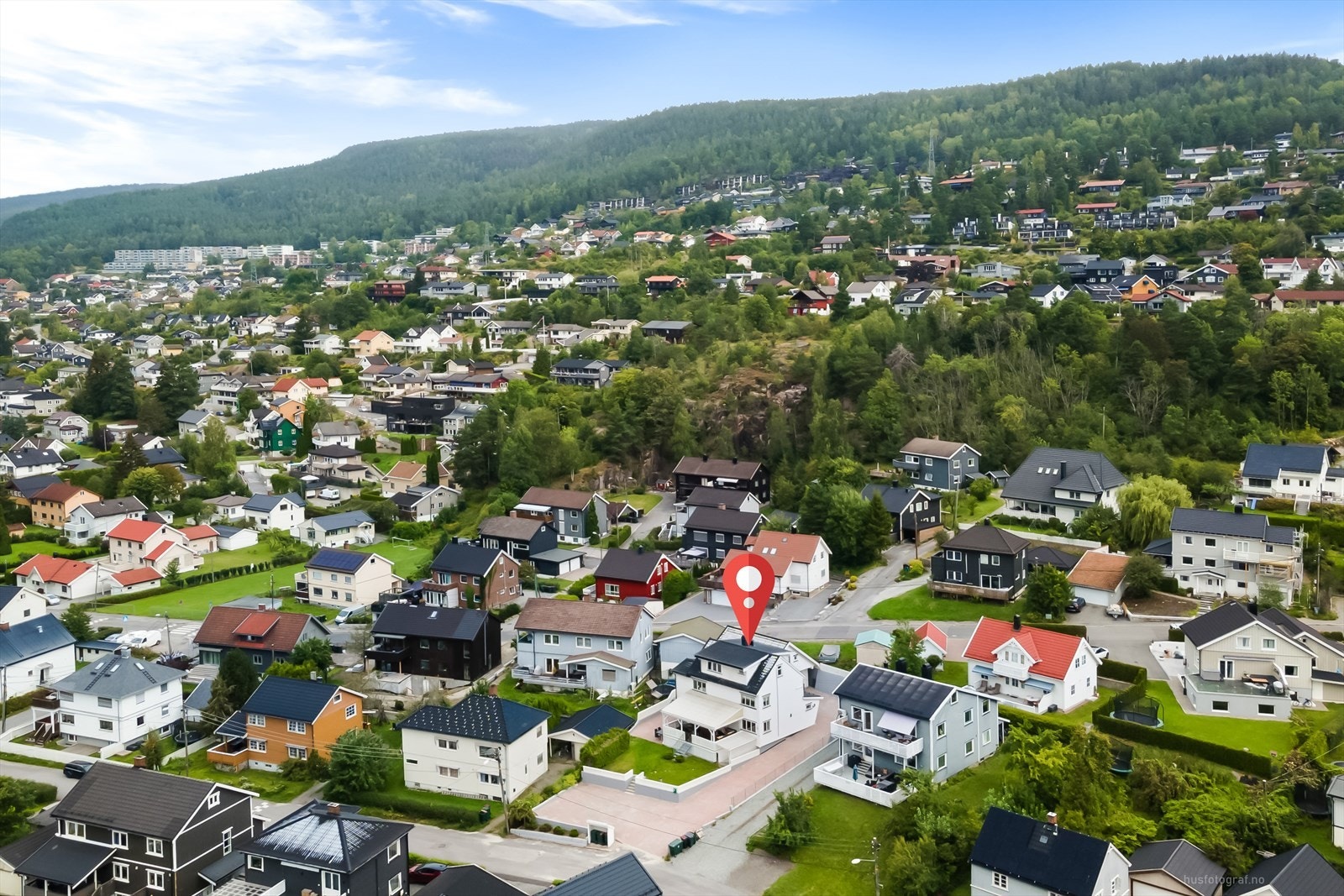 Nærhet er det også til både bussholdeplass, dagligvarebutikk, kjøpesenter og Gulskogen togstasjon. Galleribilde