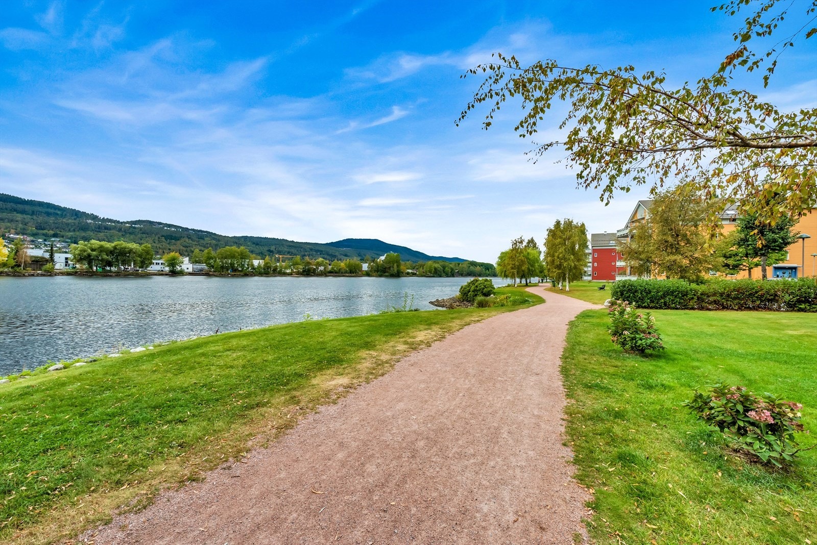 I tillegg er det kort gangavstand ned til flotte Drammenselva med turstier helt inn til Drammen og Nedre Eiker. Galleribilde