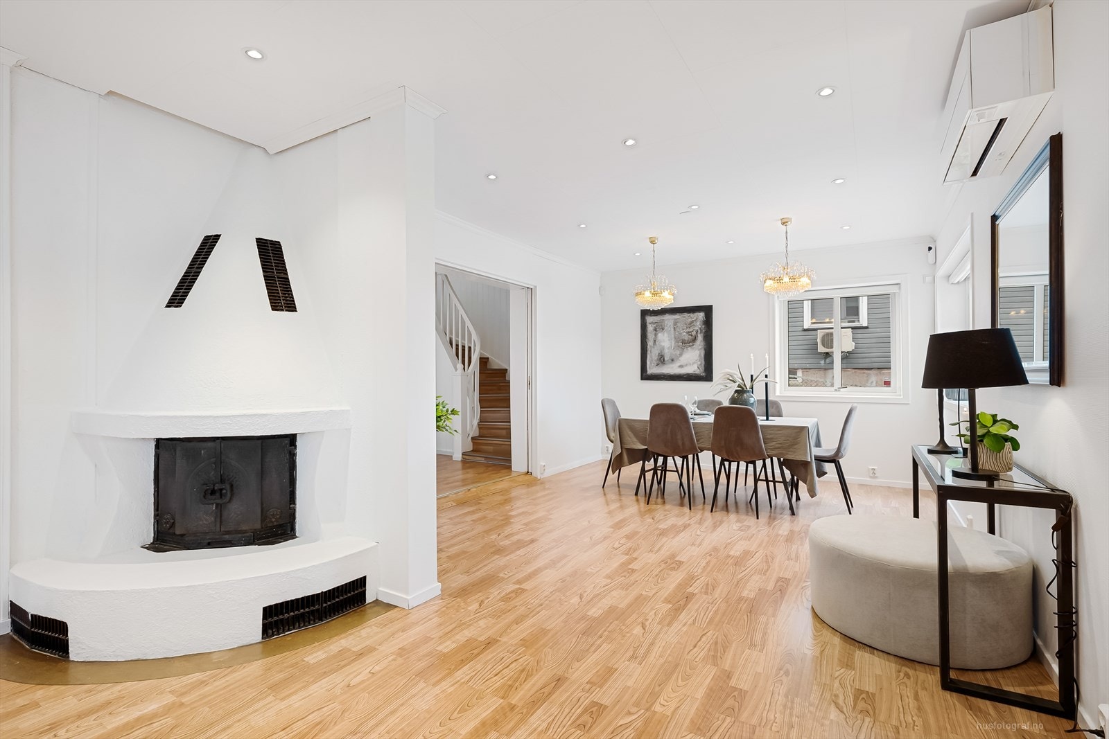 Stuen har en praktisk og moderne åpen planløsning mellom stue og spisestue. Galleribilde